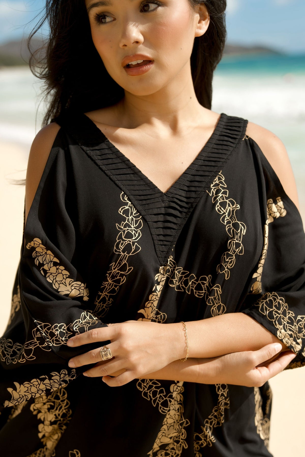 Women's Pualei Caftan in Black & Gold Lei Puakenikeni - Close Up | Kahulaleʻa