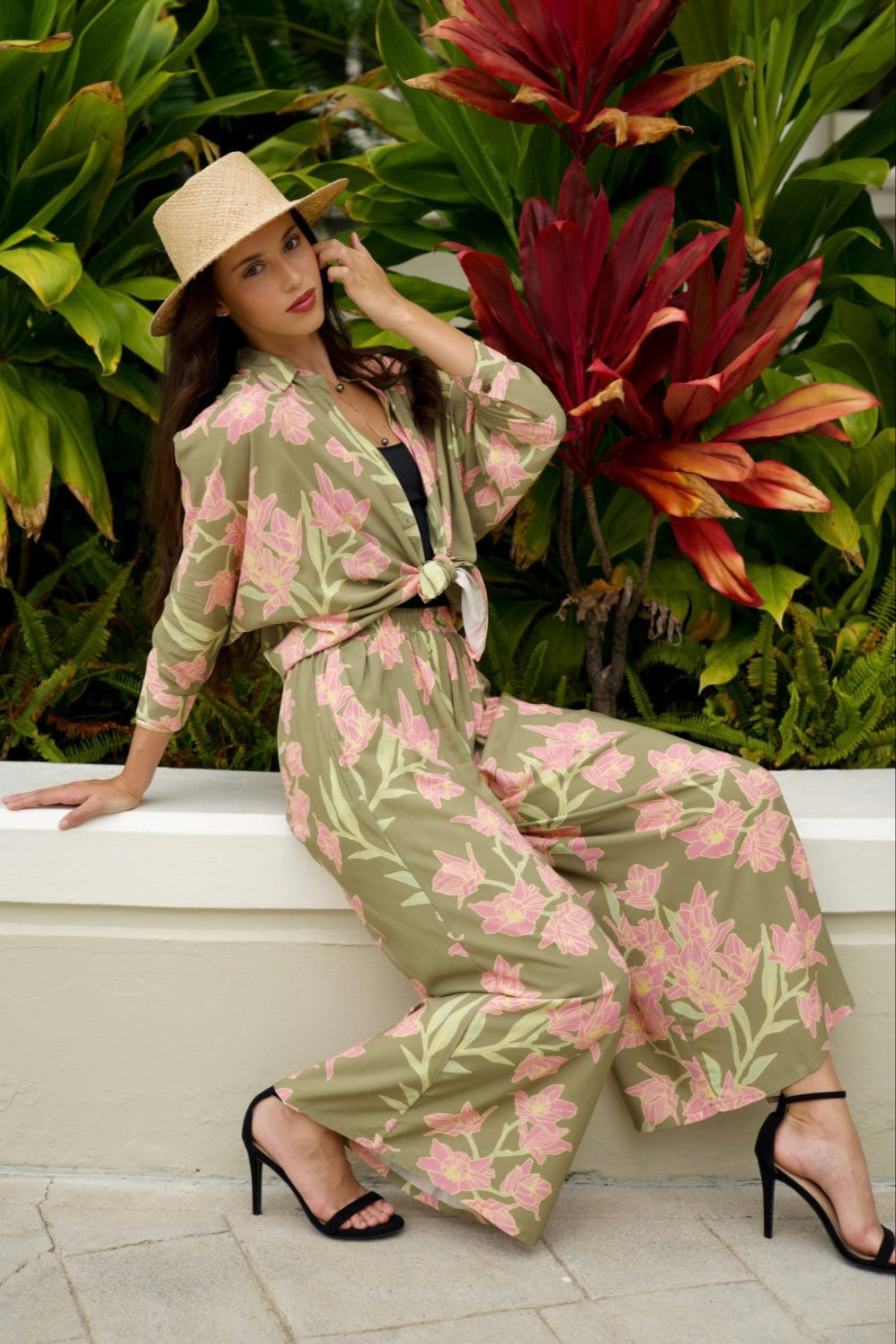 Women's Top Kaina & Pants Kahakai in Olive Honohono - Front View | Kahulaleʻa