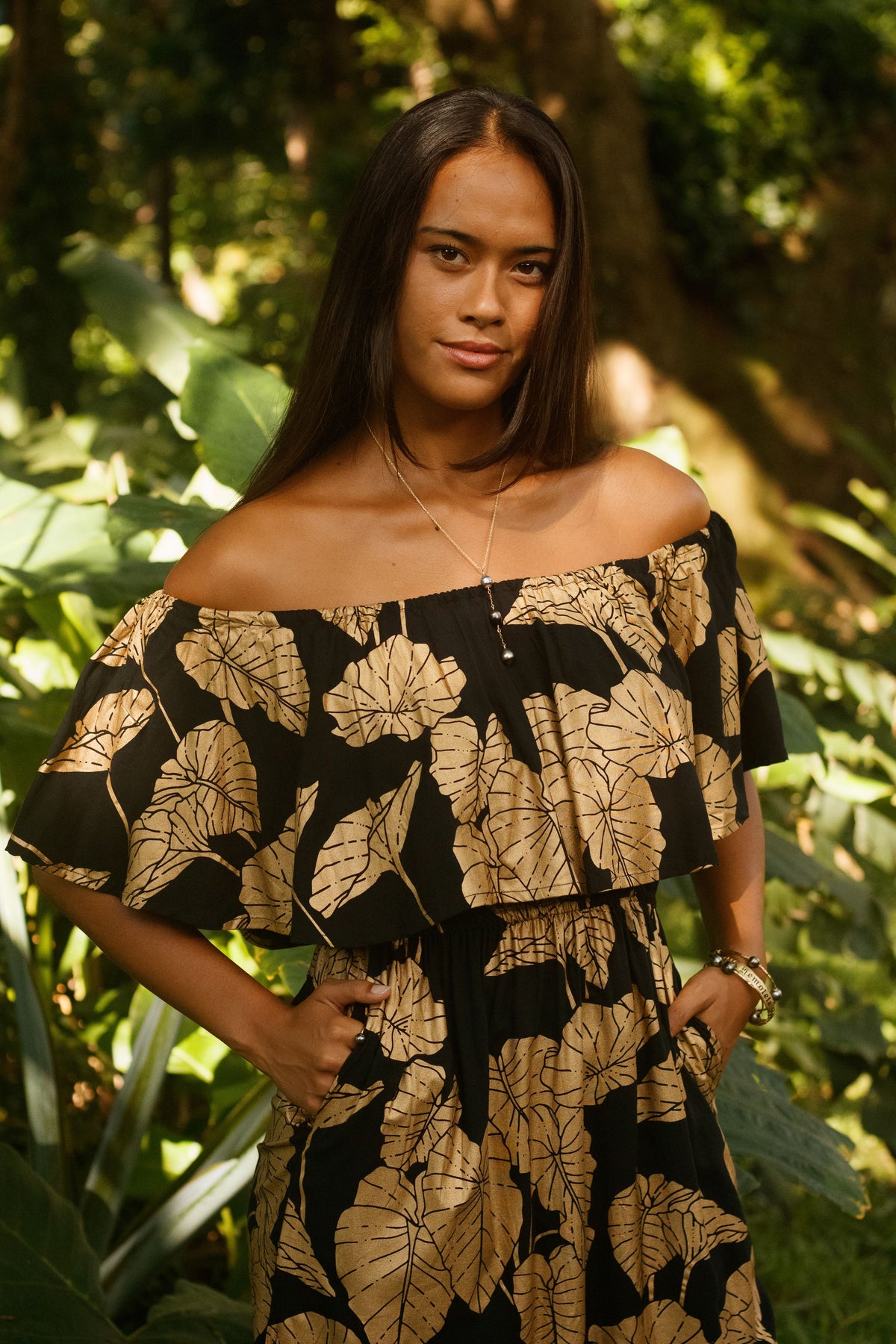 Dress Lahela in Black Gold Lauloa Keʻokeʻo Kalo — Close-Up, neckline and sleeves | Kahulaleʻa