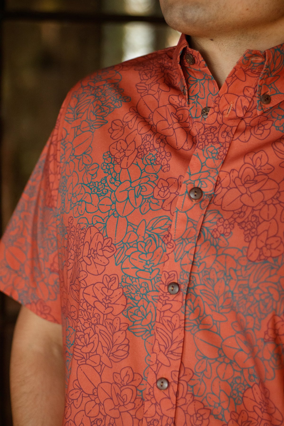 Men's Aloha Shirt Pōhaku in Coral Tide Liko — Close-Up, buttons and collar | Kahulaleʻa