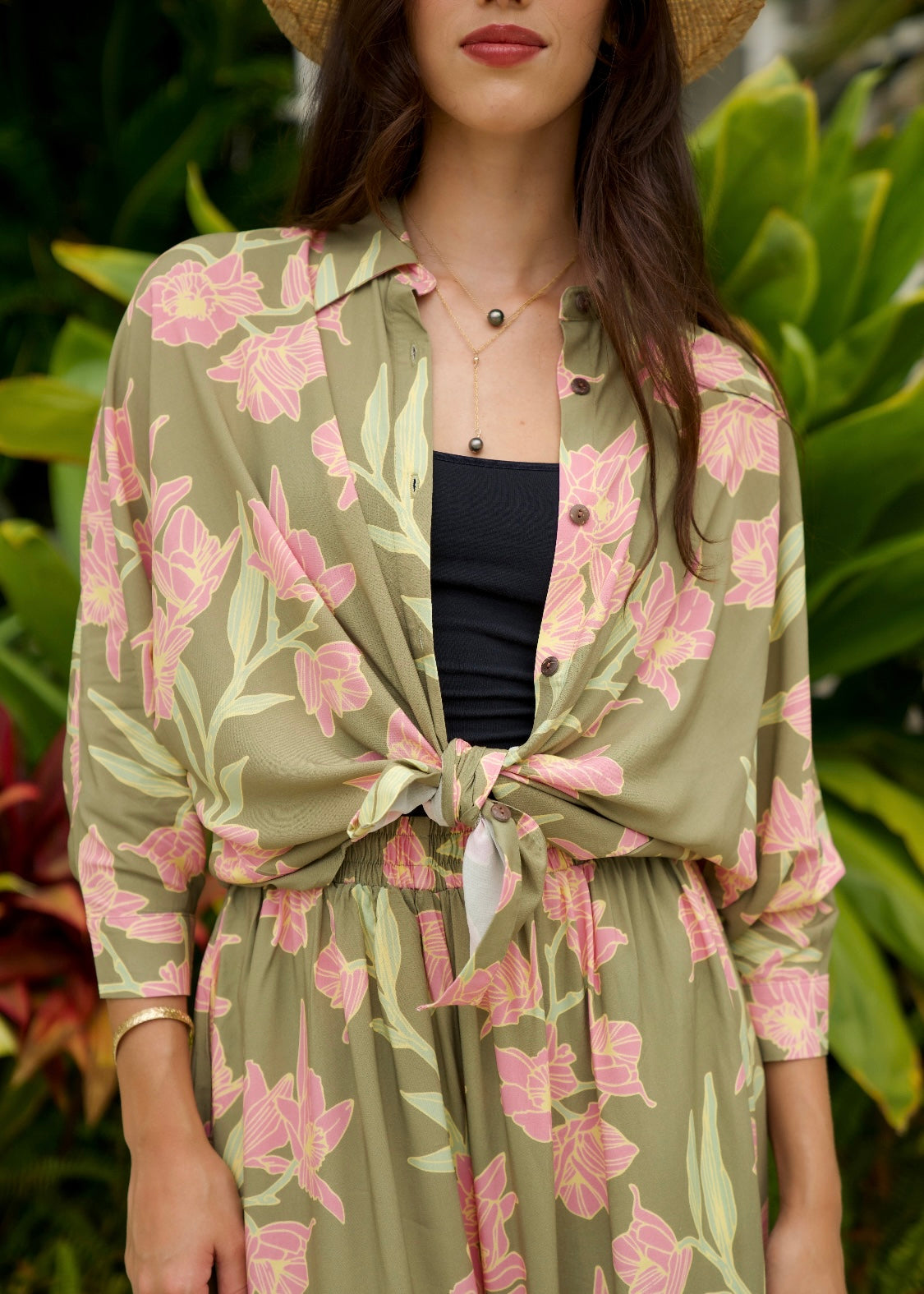 Women's Top Kaina & Pants Kahakai in Olive Honohono - Top Close Up | Kahulaleʻa