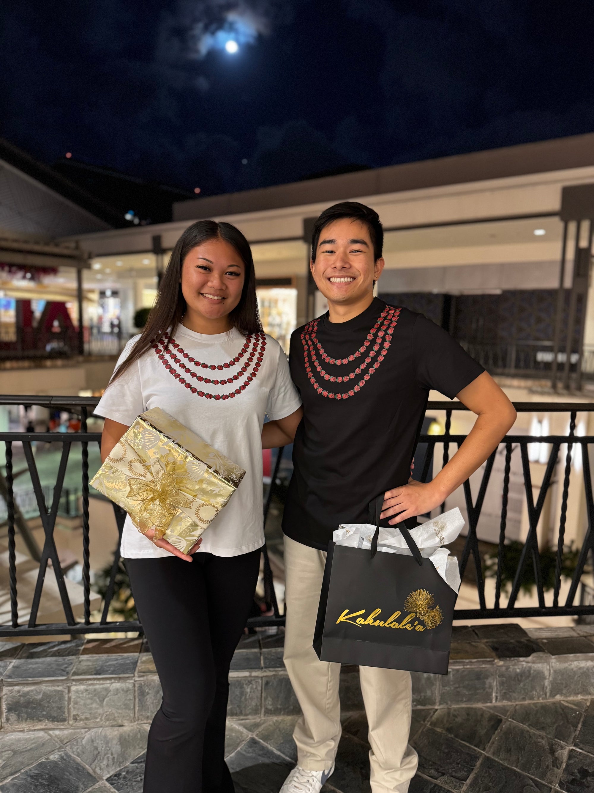 Women's Lei T-Shirt in White & Red Lei Loke | Kahulaleʻa