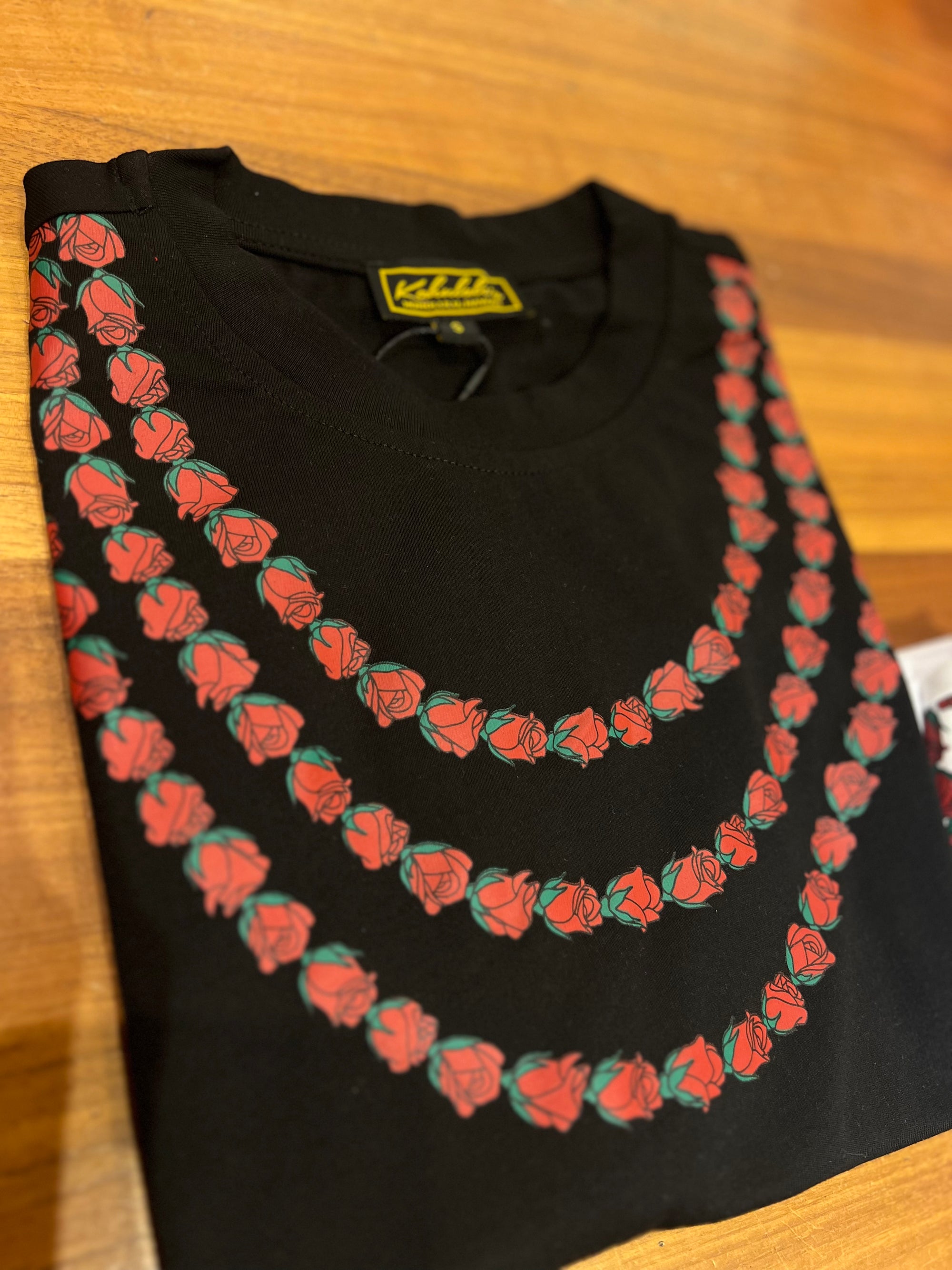Women's Lei T-Shirt in Black & Red Lei Loke | Kahulaleʻa