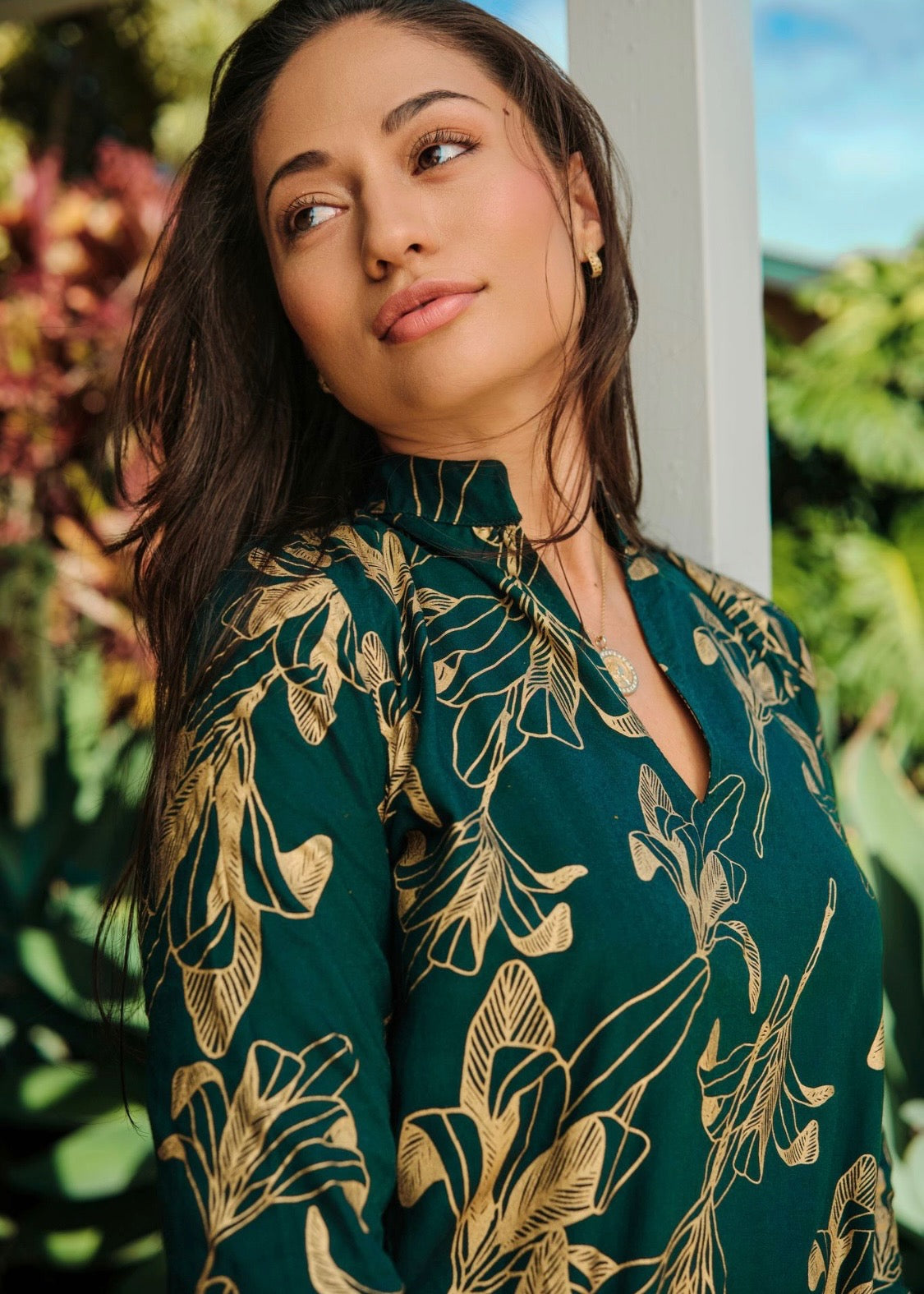 Women's Tunic Hanohano in Gold Ti Leaf & Emerald - Close Up | Kahulaleʻa