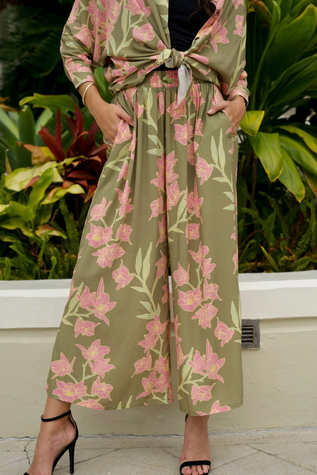 Women's Top Kaina & Pants Kahakai in Olive Honohono - Bottoms Close Up | Kahulaleʻa