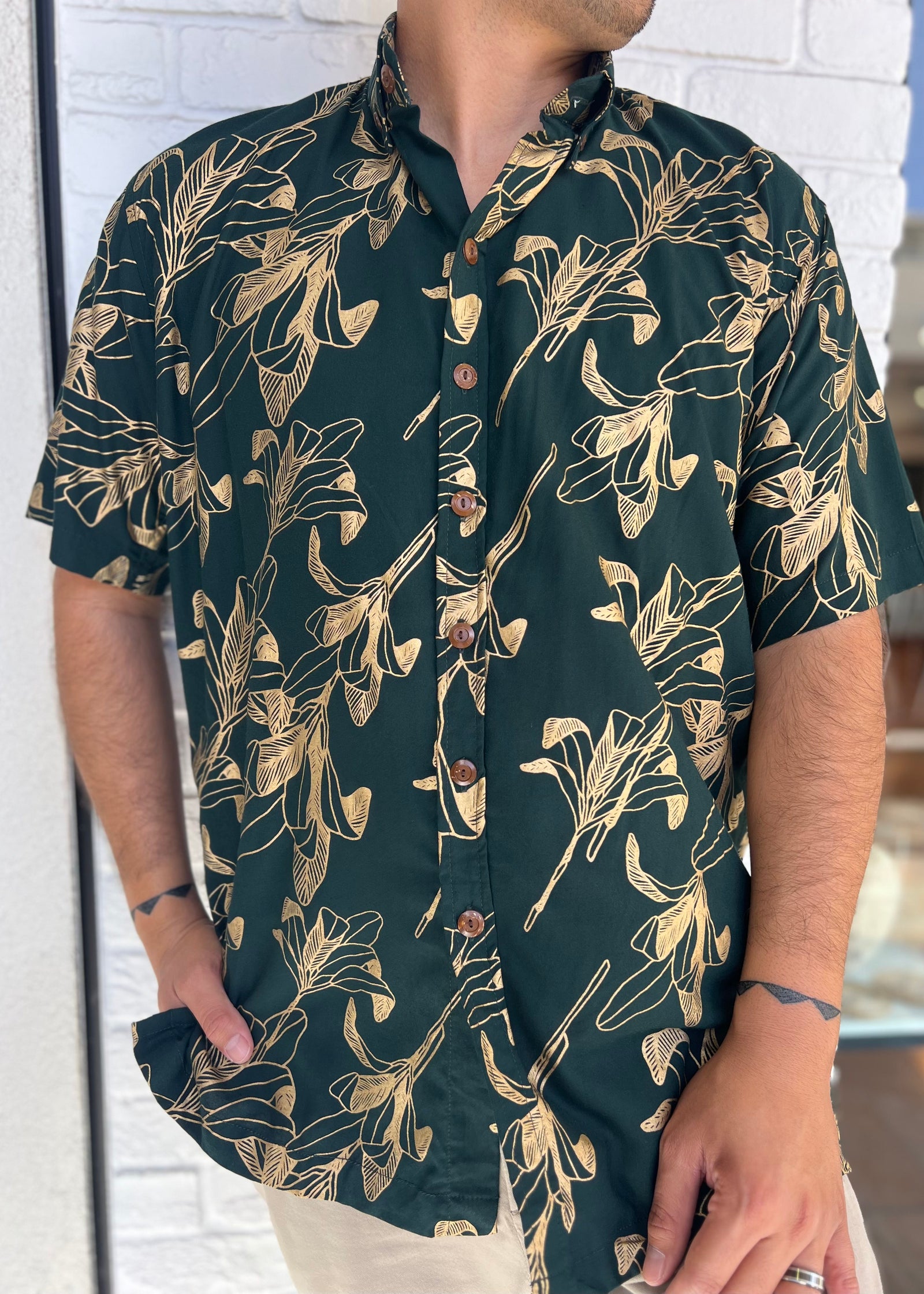 Men's Aloha Shirt in Emerald & Gold Tūtū's Ti Leaf - Close Up | Kahulaleʻa