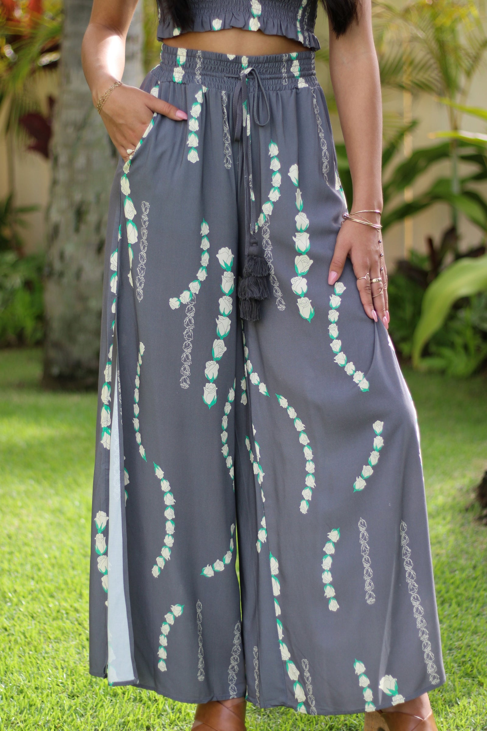 Women's Malama Pants in Taupe Lei Loke - Close Up | Kahulaleʻa
