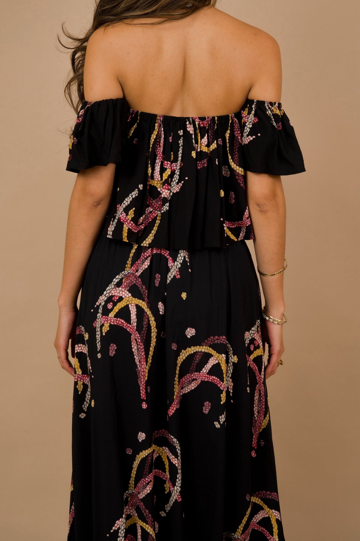 Women's Nainoa Top in Black Lei Kahelelani - Back View | Kahulaleʻa