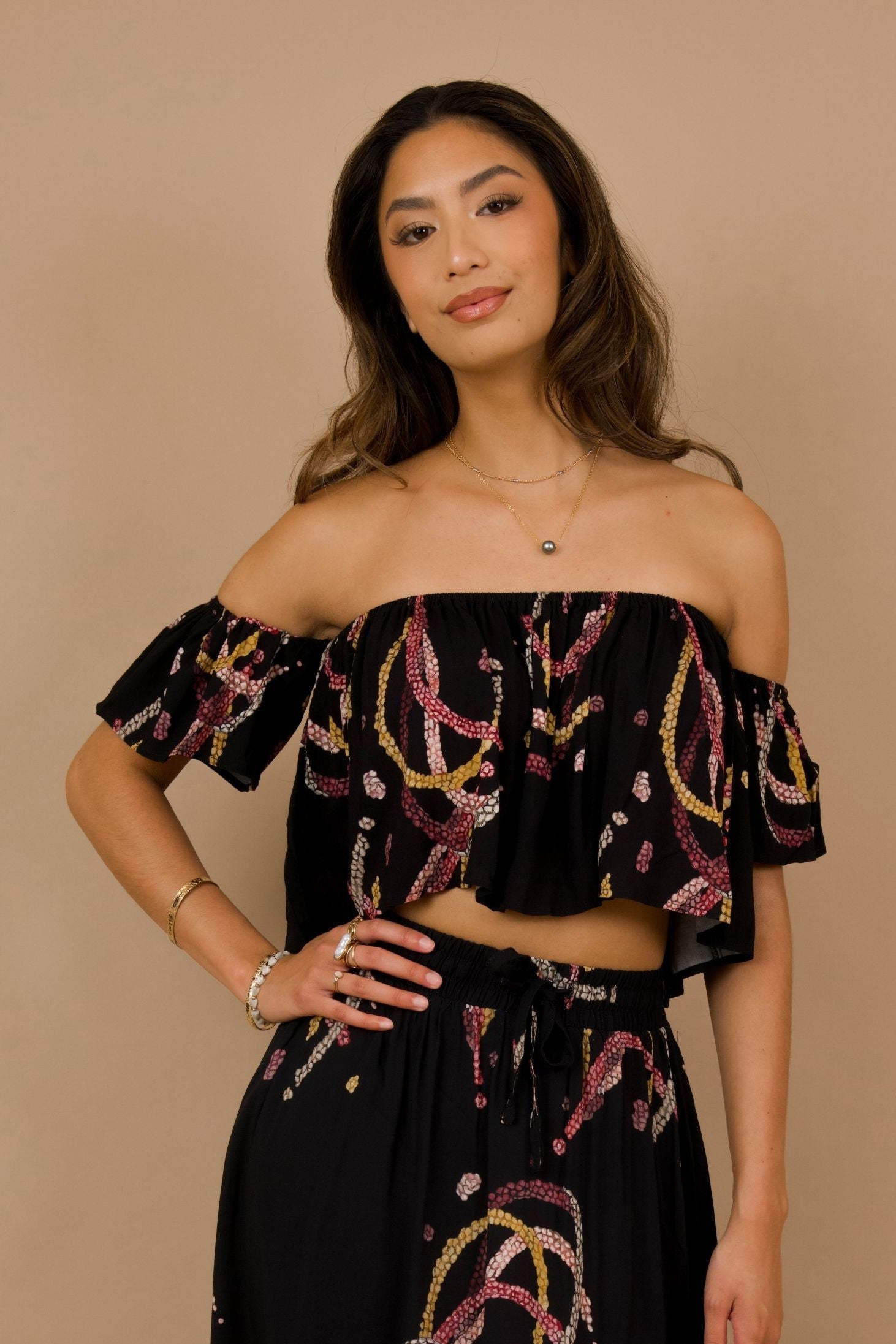 Women's Nainoa Top in Black Lei Kahelelani - Close Up | Kahulaleʻa