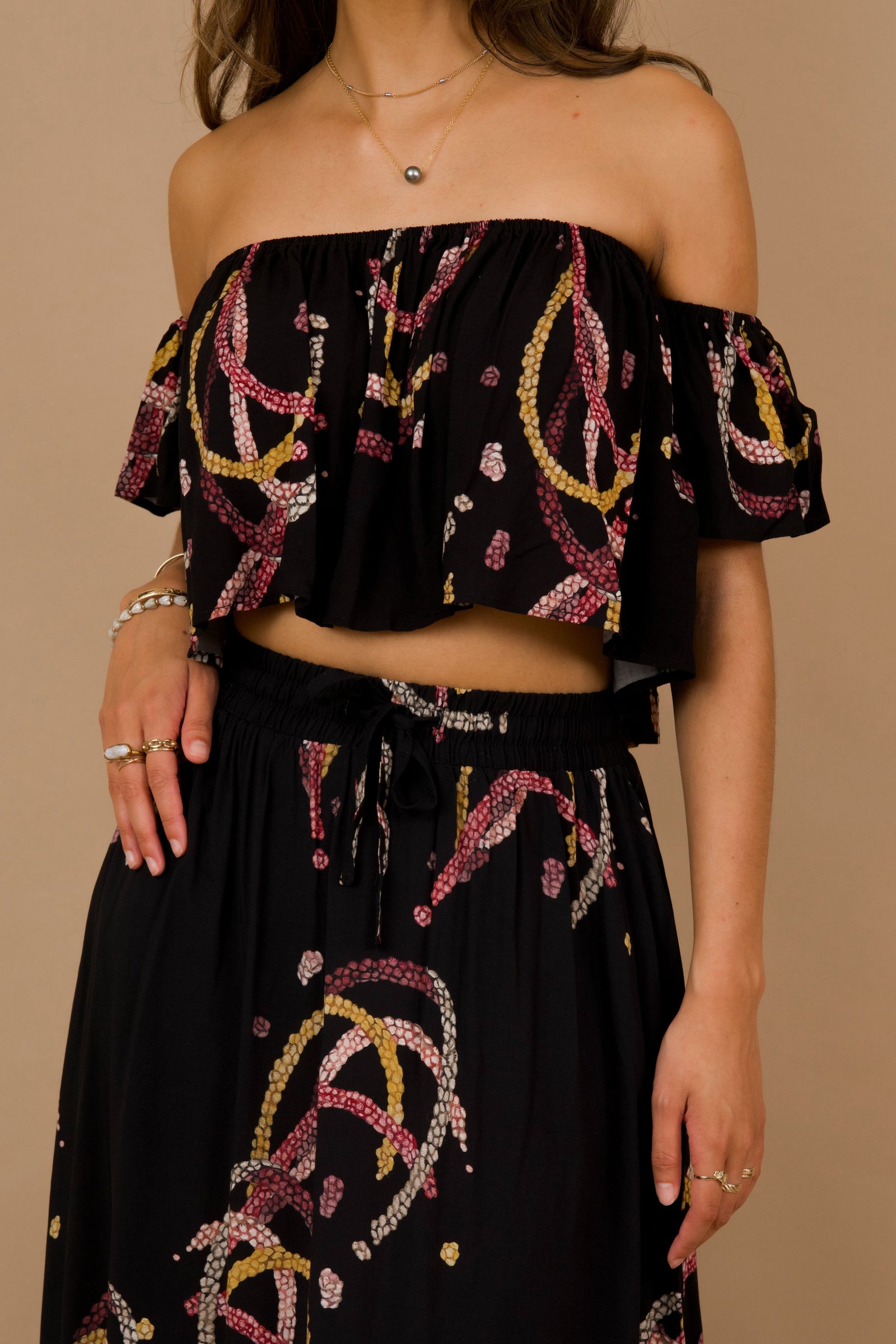 Women's Nainoa Top in Black Lei Kahelelani - Close Up | Kahulaleʻa