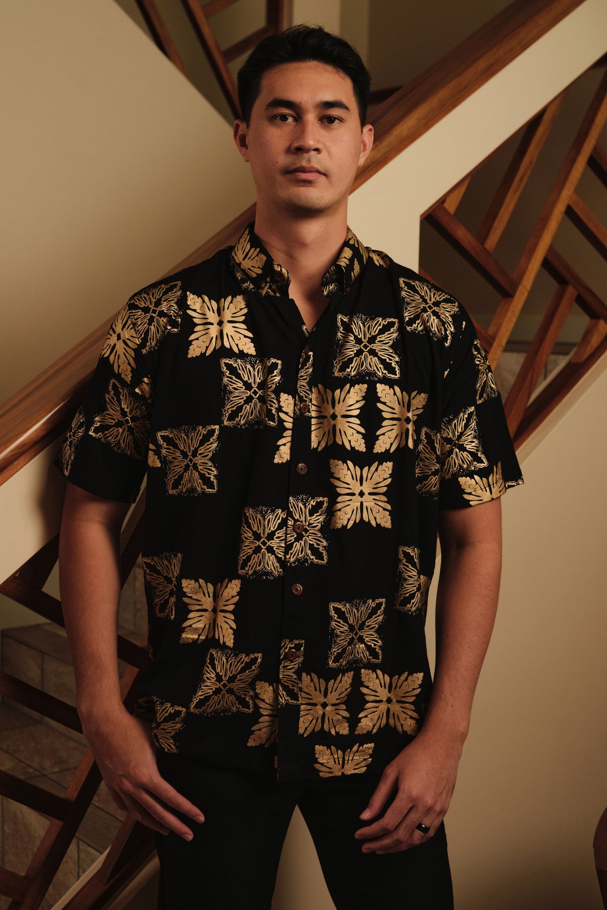 Men&#39;s Aloha Shirt Black Gold Tūtūs Quilt