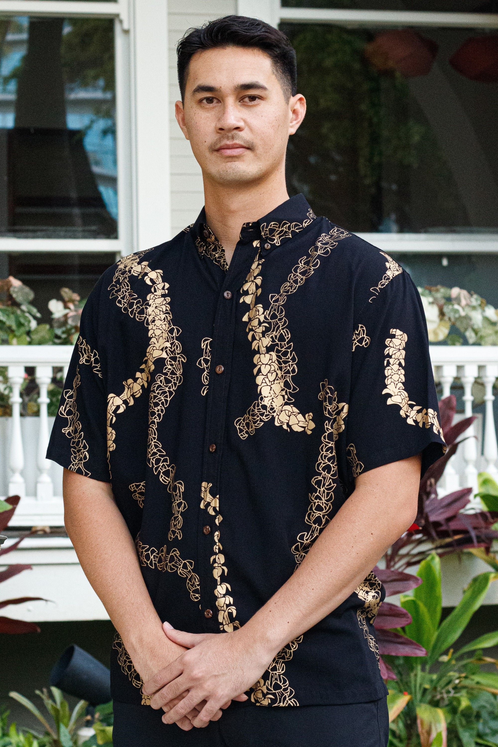 Men's Aloha Shirt Black Gold Lei Puakenikeni | Kahulaleʻa