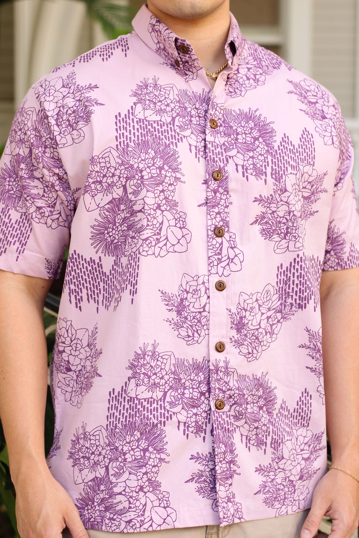 Men's Aloha Shirt in Mulberry Ka Ua Moaniani Lehua O Puna - Close Up | Kahulaleʻa