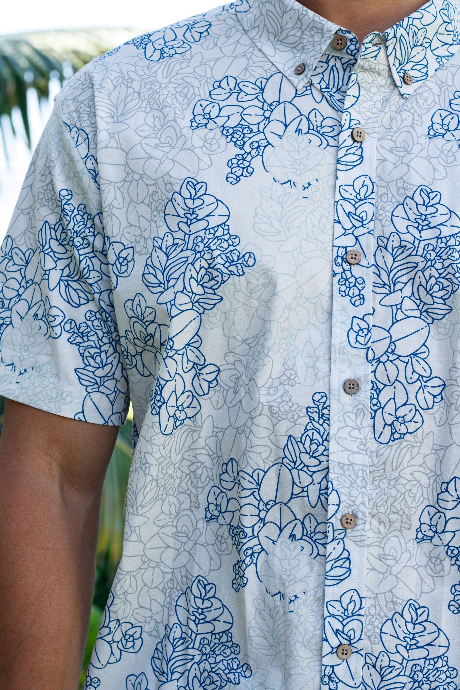 Menʻs Aloha Shirt in Ocean Swell Liko — Print Detail | Kahulaleʻa