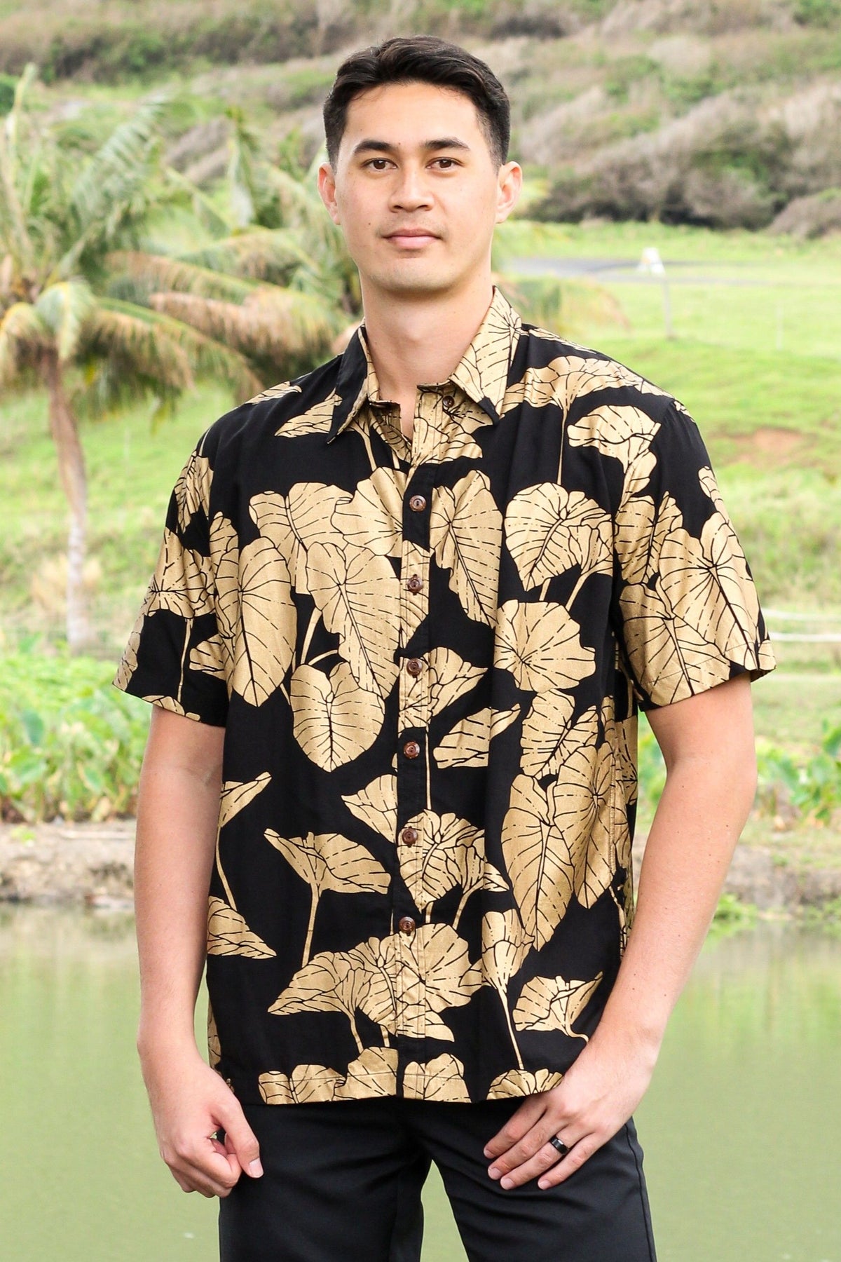Man wearing Men's Aloha Shirt Black Gold in Lauloa Ke'oke'o Kalo - Front View | Kahulale'a